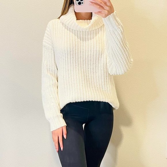 Hollister Chunky Knit Turtleneck Sweater - Picture 1 of 3